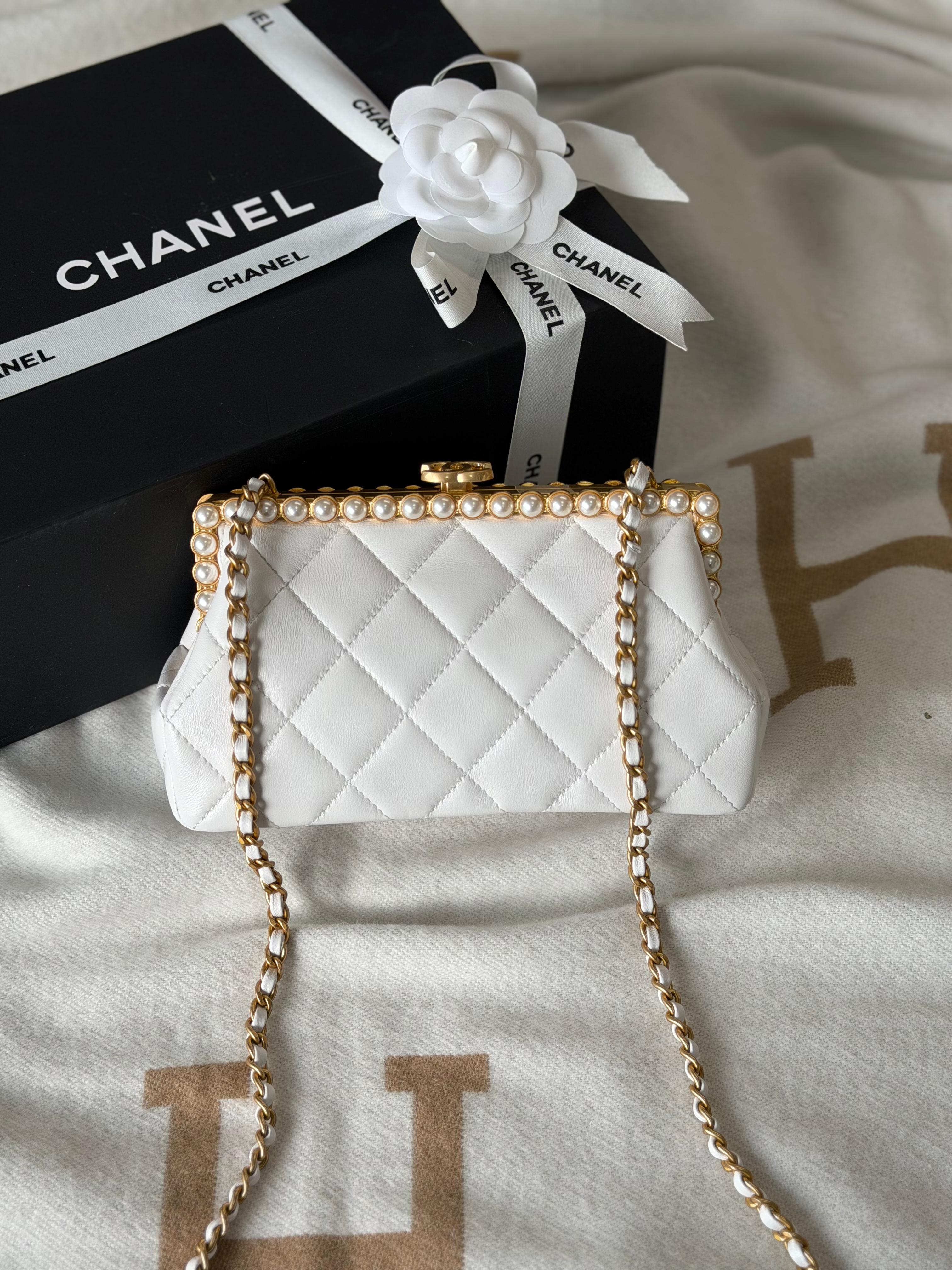 Chanel clutch pearly 20cm