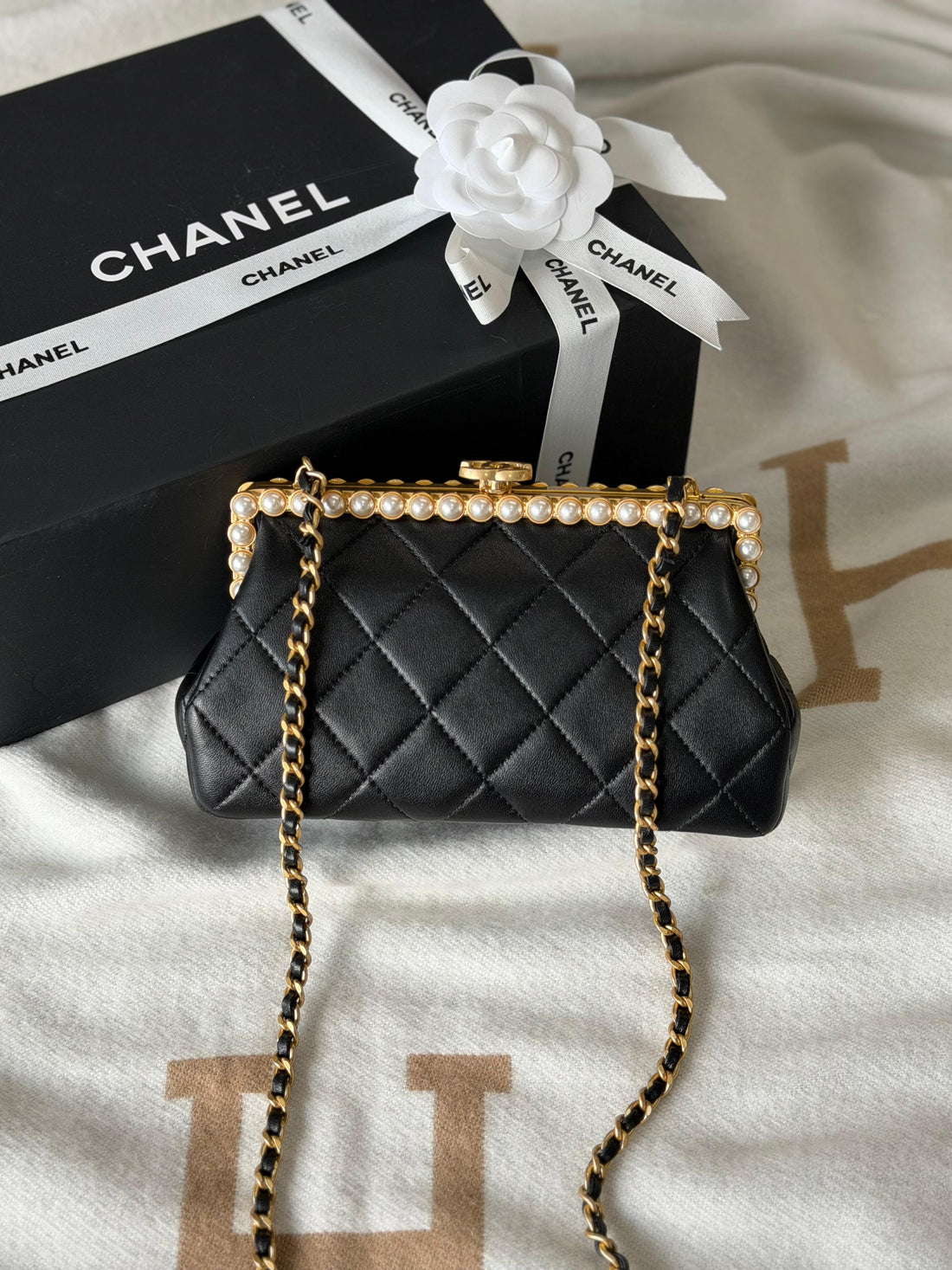 Chanel clutch pearly 20cm