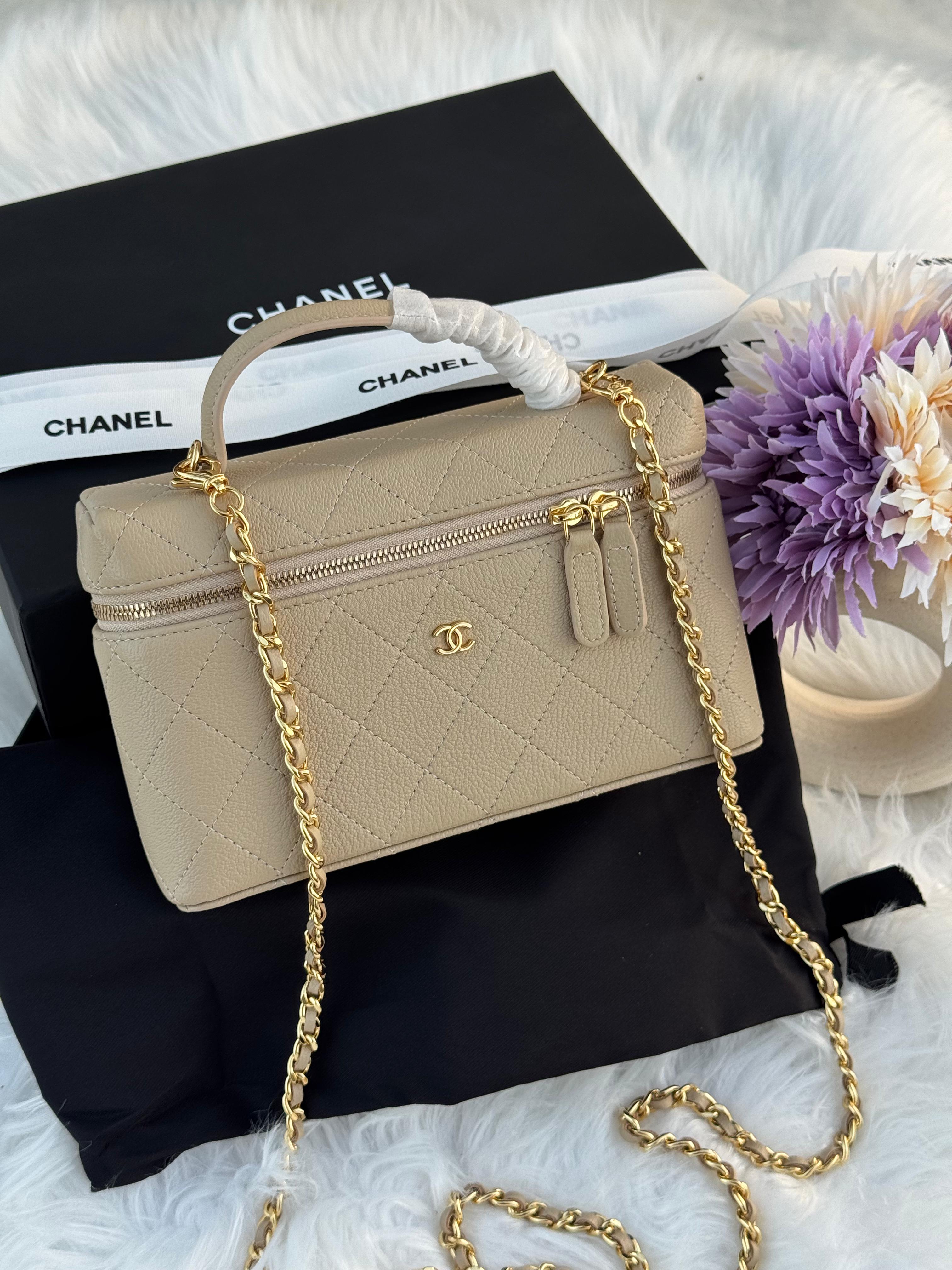 Chanel Classic Small 19cm