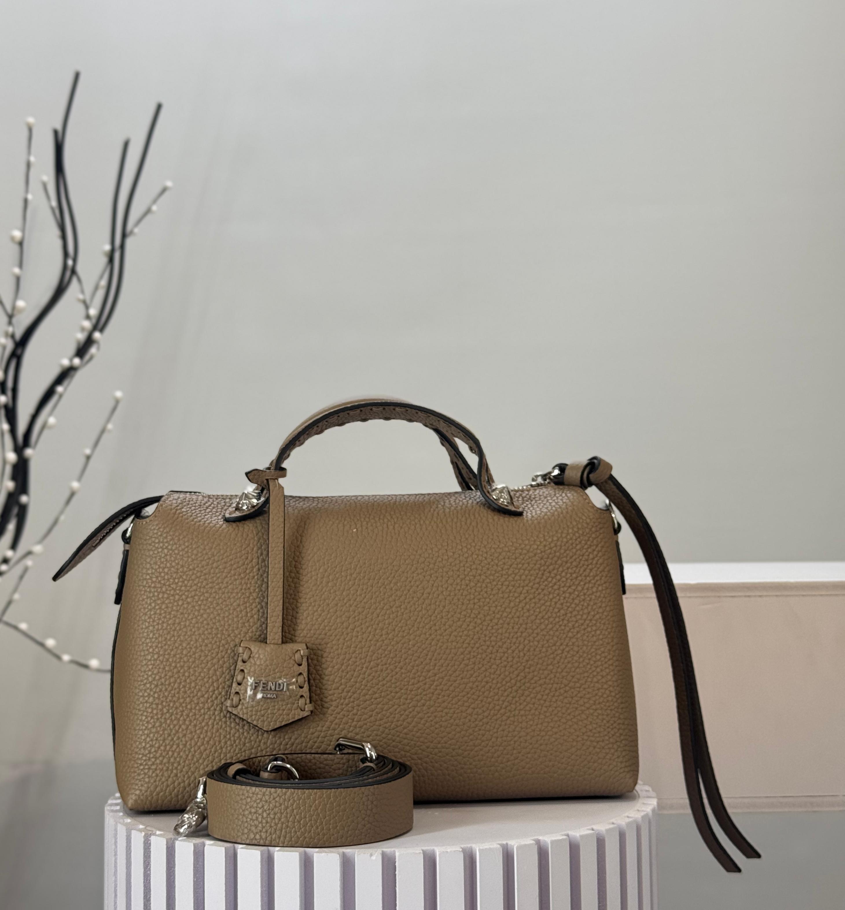 Fendi By The Way Selleria Medium 25cm
