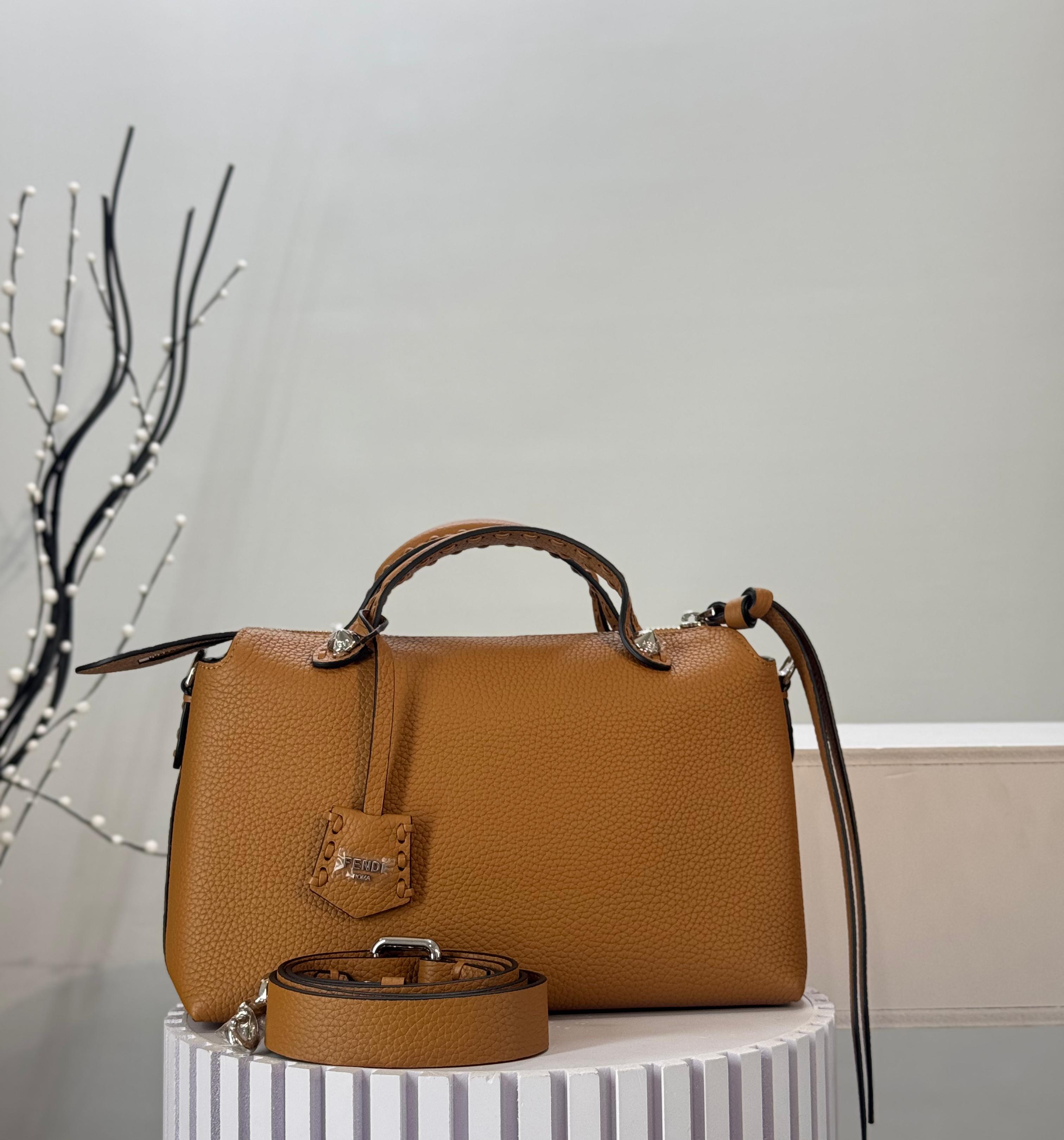 Fendi By The Way Selleria Medium 25cm