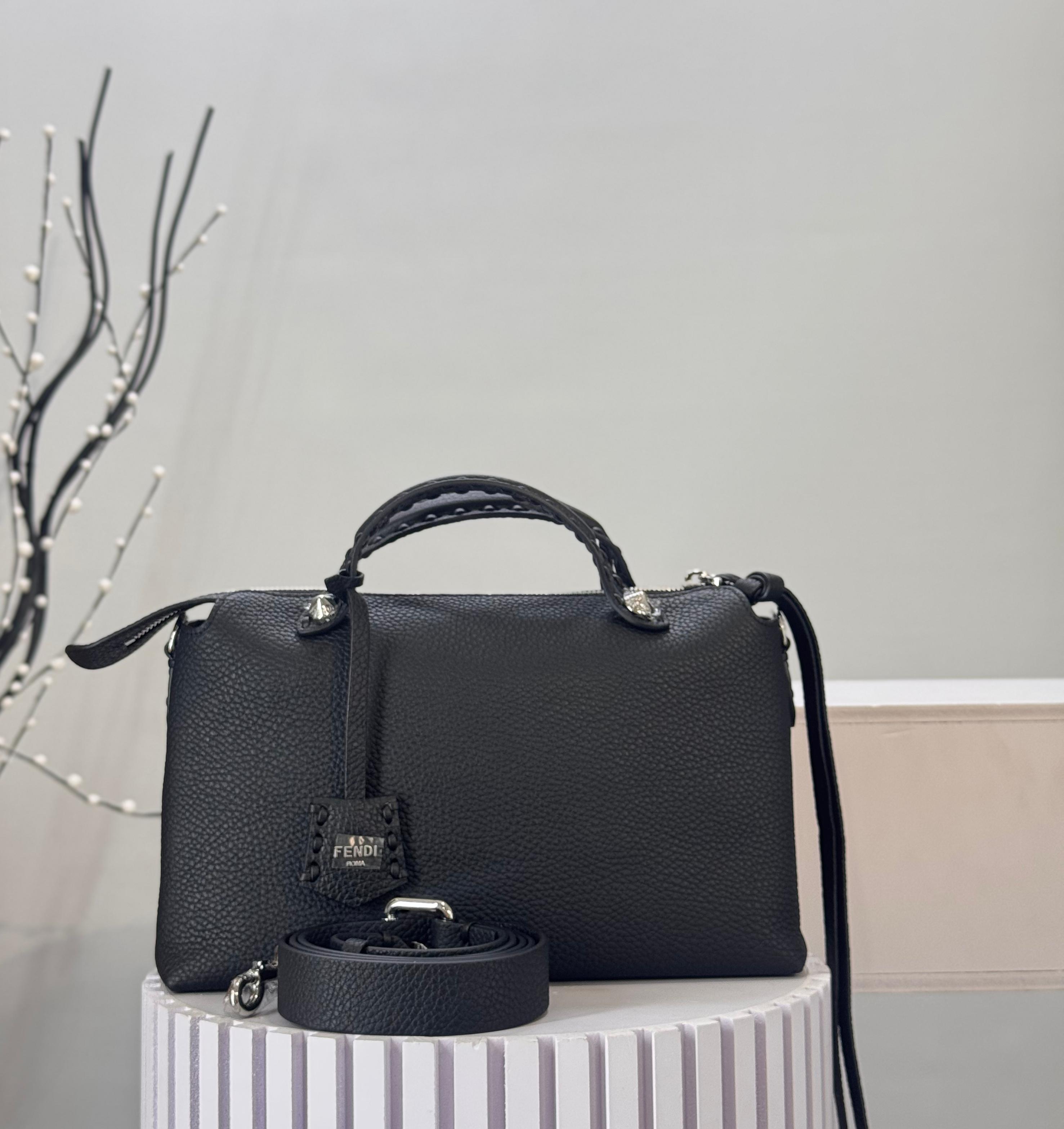 Fendi By The Way Selleria Medium 25cm