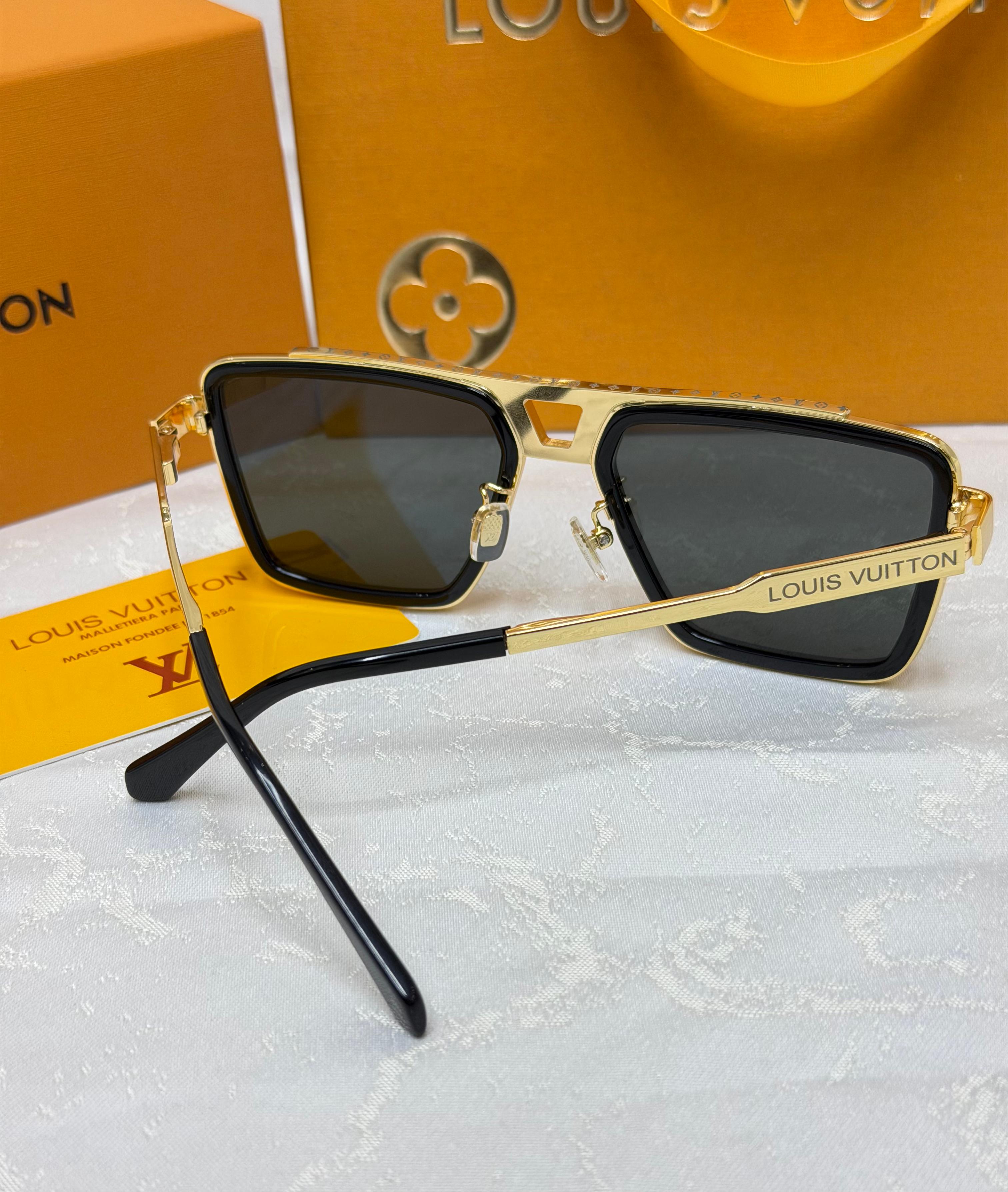 Louis Vuitton Z1584U